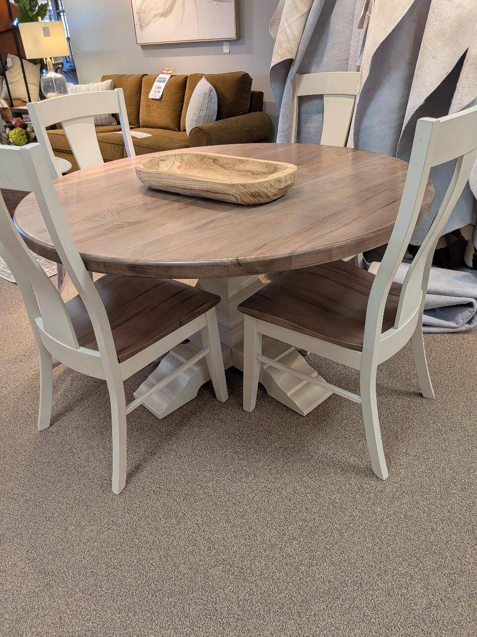 BASSETT 4021-5454 TABLE AND 4 CHAIRS